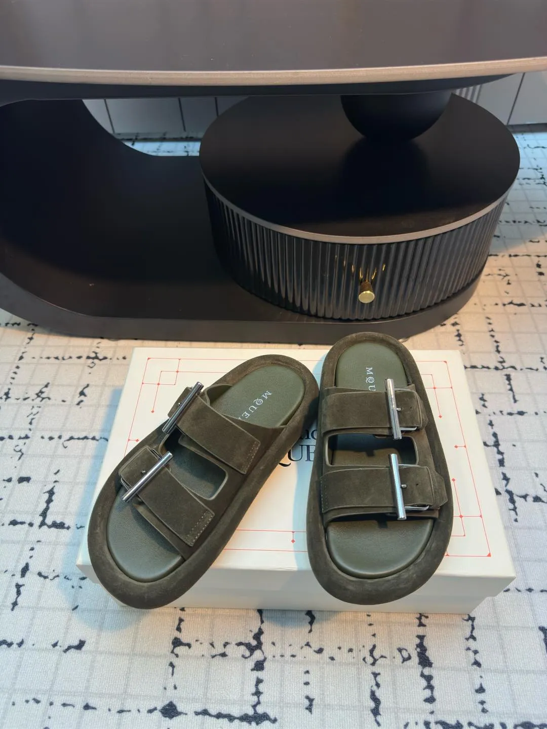 👟👟Ex-factory price 600👟👟McQueen 25ss early spring new height thick-soled buckle slippers with neat and youthful design! Comfortable and versatile, it also offers excellent durability! It combines fashion and comfort with a perfect balance of elegance. I believe every high-heeled girl will be attracted by it. Upper: Made of original cowhide. Inner foot pad: cowhide. Sole: rubber outsole. Size: 35/40 (40 is custom-made and cannot be returned or exchanged)
